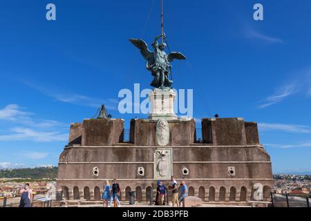Cima del castello di Castel Sant Angelo a Roma, la statua di Michele Arcangelo progettata nel 1753 da Peter Anton von Verschaffelt Foto Stock