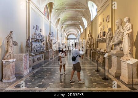 L'interno del Museo Chiaramonti nei Musei Vaticani, Roma, Italia Foto Stock