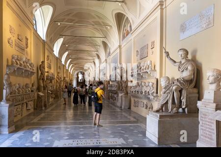 L'interno del Museo Chiaramonti nei Musei Vaticani, Roma, Italia Foto Stock