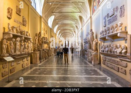 L'interno del Museo Chiaramonti nei Musei Vaticani, Roma, Italia Foto Stock
