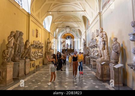 L'interno del Museo Chiaramonti nei Musei Vaticani, Roma, Italia Foto Stock