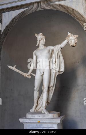 Perseo Trionfante con testa tagliata della Medusa, statua di Antonio Canova (1757-1822) presso la Corte ottagonale del Museo Pio Clementino, Museu Vaticano Foto Stock