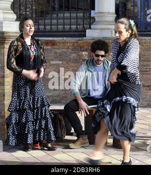 SIVIGLIA, SPAGNA - 14 novembre 2018: Foto di ballerino e cantante e musicista di flamenco in strada Foto Stock