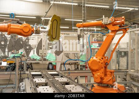 braccio automatico robotizzato in fabbrica per una produzione precisa e l'unione di singole parti in un intero complesso. produzione di robotica, industria 4.0 Foto Stock