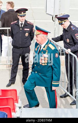 SAMARA, RUSSIA - 9 MAGGIO 2017: Generale russo in festa alla parata del giorno della Vittoria annuale, 9 maggio 2017 a Samara, Russia Foto Stock