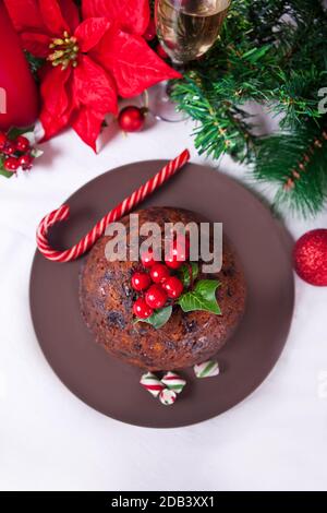 Pudding natalizio tradizionale con agrifoglio in cima. Vista dall'alto. Foto Stock