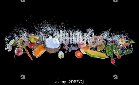 frutta e verdura che cadono in acqua, concetto di freschezza e cibo sano. sfondo nero, grandi spruzzi d'acqua. rendering 3d Foto Stock