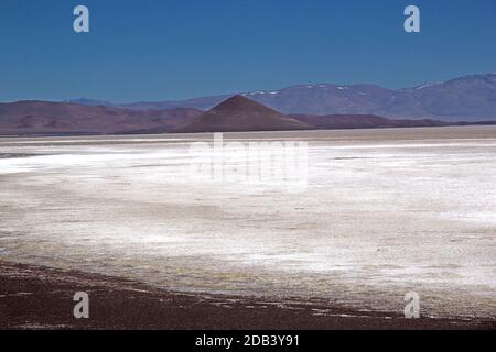 Cono de Arita nel Salar di Arizaro alla Puna de Atacama, Argentina. Salar di Arazaro è una grande salina delle Ande nel nord-ovest Argentina e. Foto Stock