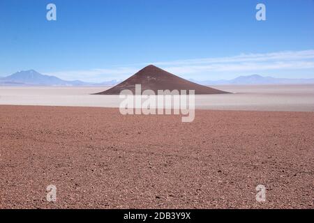 Cono de Arita nel Salar di Arizaro alla Puna de Atacama, Argentina. Salar di Arazaro è una grande salina delle Ande nel nord-ovest Argentina e. Foto Stock