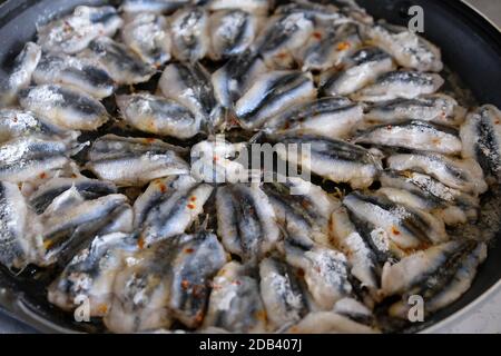 Pesce acciughe cotto su un fornello, cucinando l'acciuga in una padella, acciuga in una padella turca, Foto Stock