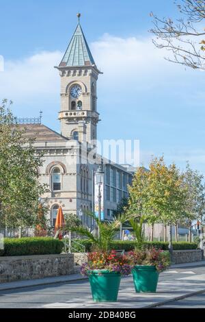 Municipio con torre dell'orologio a Dun Laoghaire nella contea di Dublino, Irlanda Foto Stock