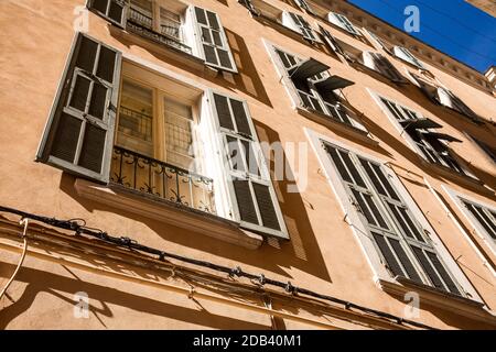 Case con grandi finestre in Bastia Corsica Foto Stock