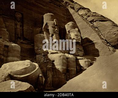 I templi di Abu Simbel (أبو سمبل) sono due enormi templi rupestri a Nubia, nell'Egitto meridionale, sulla riva occidentale del lago Nasser, a circa 290 km a sud-ovest di Assuan; I templi gemelli furono originariamente scolpiti fuori dalla montagna durante il regno del faraone Ramses II nel 13 ° secolo a.C., come monumento duraturo a se stesso e alla sua regina Nefertari, per commemorare la sua presunta vittoria alla battaglia di Kadesh, e per intimidire i suoi vicini nubiani. Foto Stock