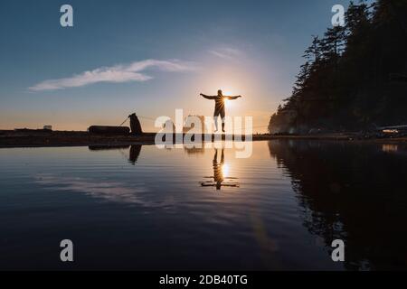 SlacklinerÃ‚Â camminando sulle acque costiere, la Push, Washington, USA Foto Stock