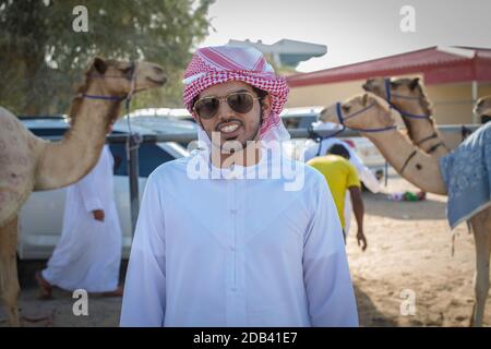 Emirati Arabi Uniti / al Dhaid / Camel proprietario con i suoi cammelli, vicino alla pista di corsa dei cammelli. Foto Stock