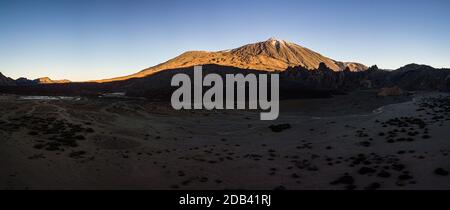 Cime dei vulcani Teide e Pico Viejo al tramonto visto dal cratere Samara. Parco Nazionale Del Teide, Tenerife, Isole Canarie, Spagna Foto Stock