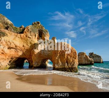 Formazioni rocciose a Praia dos Tres Irmaos, Alvor, Algarve, Portogallo Foto Stock