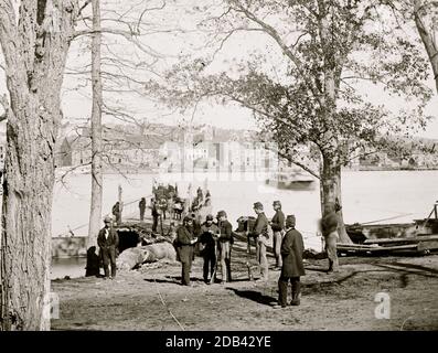 Washington, D.C. si guarderà all'atterraggio del traghetto sull'isola di Mason che esamina un pass. Foto Stock