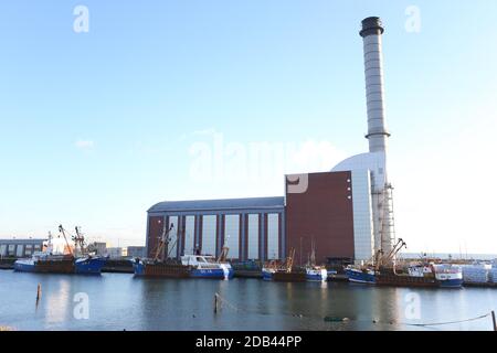 I pescherecci a strascico attraccavano accanto alla centrale elettrica di Shoreham, vicino a Brighton. Foto Stock