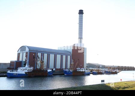 I pescherecci a strascico attraccavano accanto alla centrale elettrica di Shoreham, vicino a Brighton. Foto Stock