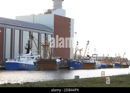 I pescherecci a strascico attraccavano accanto alla centrale elettrica di Shoreham, vicino a Brighton. Foto Stock