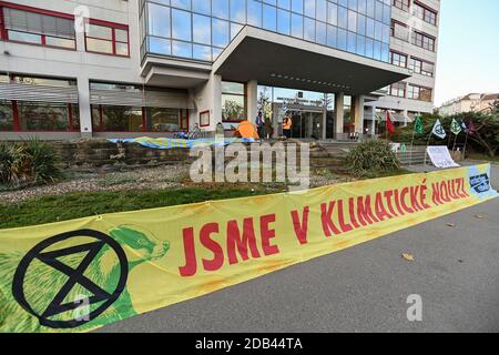 Gli attivisti ambientali hanno iniziato oggi una protesta di dieci giorni, organizzata dai gruppi Fredays for Future (FFF), Universities for Climate, Extinction Rebellion e We are the Limits (Limity jsme my), al di fuori della sede del Ministero dell'ambiente, lunedì 16 novembre 2020, Per far sì che i membri della commissione ceca per il carbone raccomandino la data più elevata possibile per eliminare gradualmente l'estrazione e la combustione del carbone, ha affermato il venerdì del futuro portavoce Petr Doubravsky. La commissione per il carbone raccomanderà la data di fine del 26 novembre e il governo ceco deciderà in merito entro la fine dell'anno. Doubravsky indicò Foto Stock