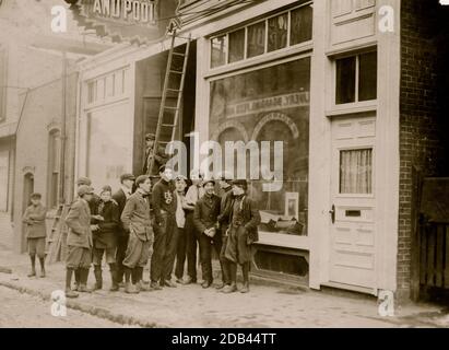 Elm Pool Room e gruppo di giovani loafer. New Bedford, Massachusetts. Foto Stock