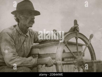 Lo skipper sulla Oyster Barge, Mobile Bay. Posizione: Bayou la Batre, Alabama.. Foto Stock