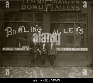 I pin boys in Les Miserables vicoli, Frank Jarose, 7 Fayette St., Mellens Court, ha detto 11 anni, ha fatto 3.72 dollari la settimana scorsa. Joseph Philip, 5 Wall St., ha detto 11 anni, e lavora fino a mezzanotte ogni settimana notte; ha detto che ha fatto 2.25 dollari la settimana scorsa e 1.75 dollari la settimana prima. Willie Payton, 196 Fayette St., ha detto 11 anni, ha fatto più di 2 dollari la settimana scorsa, lavora lì ogni notte fino a mezzanotte. Foto Stock