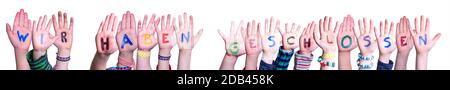 Bambini mani costruire colorato tedesco parola Wir Haben Geschlossen significa che siamo chiusi. Sfondo bianco isolato Foto Stock