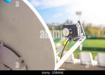 L'antenna parabolica satellitare fornisce la ricezione di segnali dai satelliti per la televisione o Internet. Foto Stock