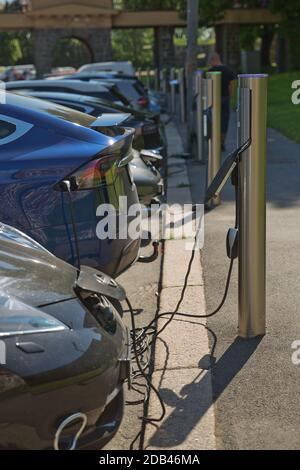 Oslo, NORVEGIA - 27 MAGGIO 2017: Ricarica di un'auto elettrica presso la stazione pubblica per strada a Oslo Norvegia. Foto Stock