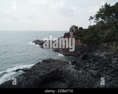 Daepo Haean Jusangjeolli Cliff. Rocce esagonali di Seogwipo. Isola di Jeju Corea del Sud. Fotografato su un drone. Foto Stock