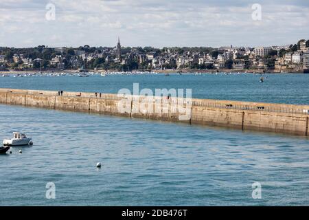 St Malo, Francia - 14 Settembre 2018: vista dai bastioni presso il molo Mole des Noire di Saint Malo, Bretagna Francia Foto Stock