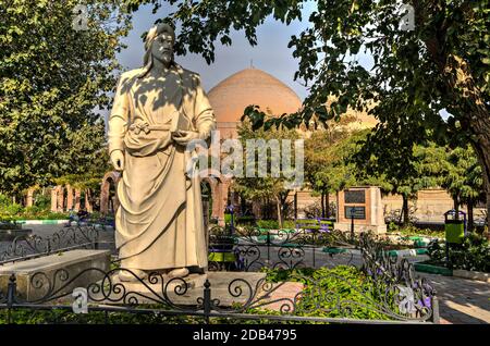 Statua del poeta Khaqani di fronte alla moschea Blu, Masjed-e Kabud, Tabriz, Azerbaigian orientale, Iran Foto Stock