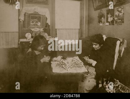 Fioritura. Una scena notturna (Foto alle 10:30 E non finita, 29 gennaio 1912). Carrie Brindisi, 12 anni, 134 1/2 Thompson Street, 2[nd] floor] front. Trasporta [sic] va a scuola. Lavora dopo la scuola e le notti, Rosie (sei anni) aiuta anche. Foto Stock