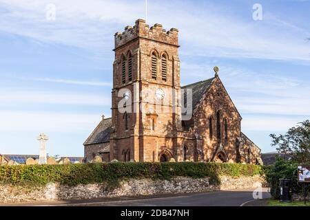 La chiesa di San Kentigern costruita in arenaria rossa risalente al 12 ° secolo nel villaggio di Irthington, Cumbria UK