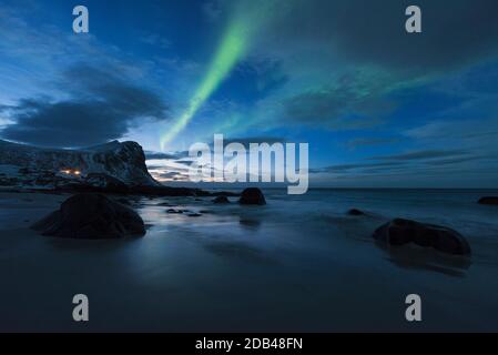 Aurora boreale - Aurora Borealis riempie il cielo sulla spiaggia di Myrland, Flakstadøy, Isole Lofoten, Norvegia Foto Stock