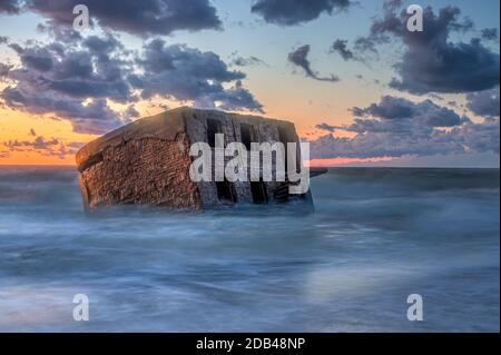 Rovine di bunker sulla spiaggia del Mar Baltico, parte di un antico fortilizio nella ex base sovietica Karosta a Liepaja, Lettonia Foto Stock