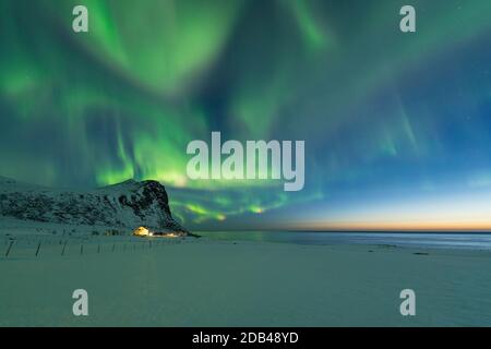 Primavera aurora boreale - Aurora Borealis riempie il cielo su Myrland, Flakstadøy, Isole Lofoten, Norvegia Foto Stock