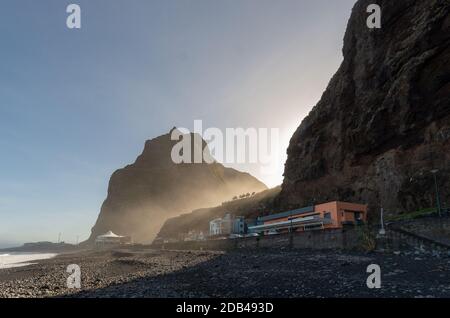 Sao Vicente ; Madera; Portogallo - Ottobre 30; 2019: la strada principale da ocean shore. Foto Stock