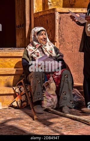 Donna anziana in abito tradizionale, Abyaneh chiamato il villaggio rosso, distretto di Barzrud, Contea di Natanz, Provincia di Isfahan, Iran Foto Stock