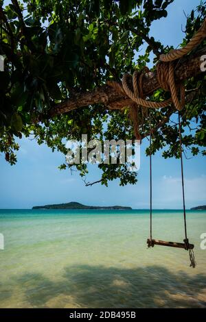 Rustic Rope swing a Long Beach su Koh Ta Kiev isola paradiso vicino Sihanoukville Cambogia Foto Stock