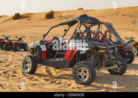 DUBAI, EMIRATI ARABI UNITI - 25 GENNAIO 2016: Safari rally buggy fuoristrada 4x4 avventura guidare nella duna di sabbia del deserto è un'attività popolare em Foto Stock