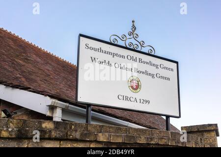 Cartello fuori Southampton Old Bowling Green - il più antico Bowling Green del mondo, Southampton, Hampshire, Inghilterra, Regno Unito Foto Stock