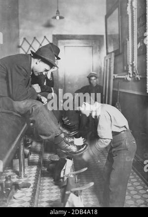 Greel Shoe-Shining Parlor, Indianapolis, Ind. Ha detto che aveva 15 anni. Opere alcune notti fino al 11. . Foto Stock