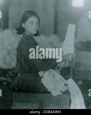 Tutti questi sono lavoratori del Cherokee Hoosiery Mill, Roma, Gal. Noon, 10 aprile 1913. I più giovani sono i giratori e le scappatoie. Altri mulini di calze intorno qui impiegano bambini di 8 e 9 anni. Alcuni di questi sembrano essere giovani. Foto Stock