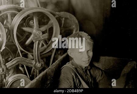 Uno dei giovani filatori nel Quidwick Co. Mill. Anthony, R. I. (UN ragazzo polacco Willie) che stava prendendo il suo riposo di mezzogiorno in un droffing-box. Foto Stock