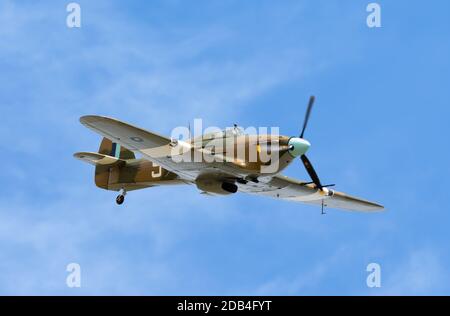 Hawker Hurricane (PZ865), un aereo da combattimento a motore singolo alimentato ad elica della seconda Guerra Mondiale che si esibisce in un'esposizione aerea. Foto Stock