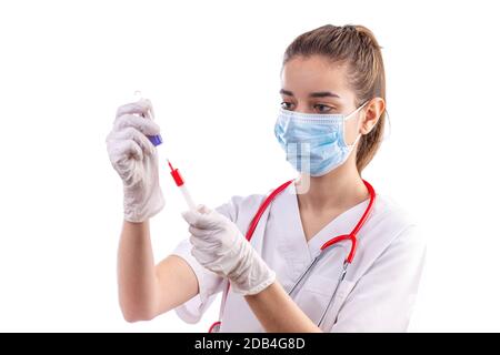 Medico femminile con stetoscopio alla spalla con esame del sangue. Concetto sanitario e medico. Foto Stock